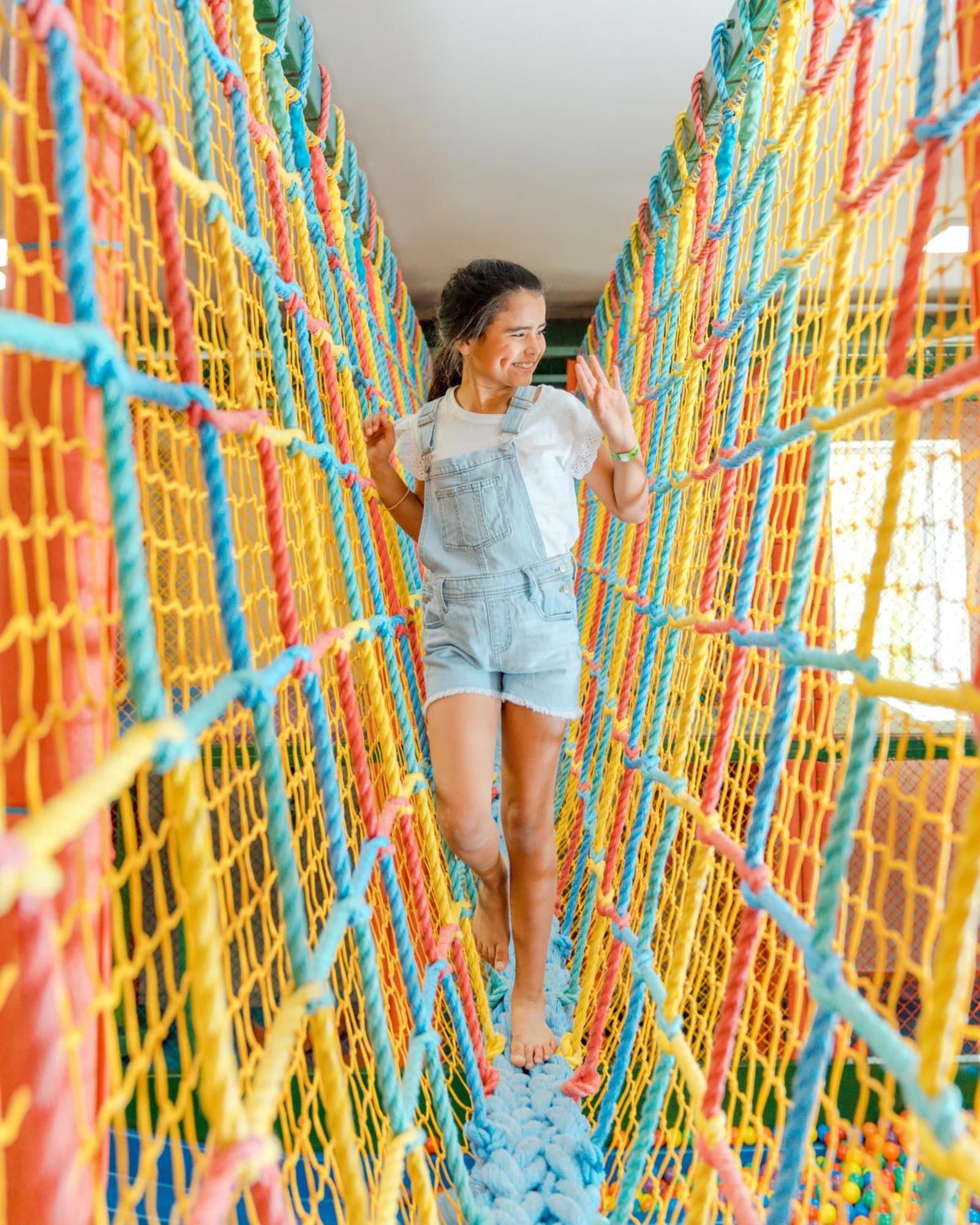Hard Rock Hotel & Casino Punta Cana (Adults Only) المظهر الخارجي الصورة A girl walking on a rope bridge