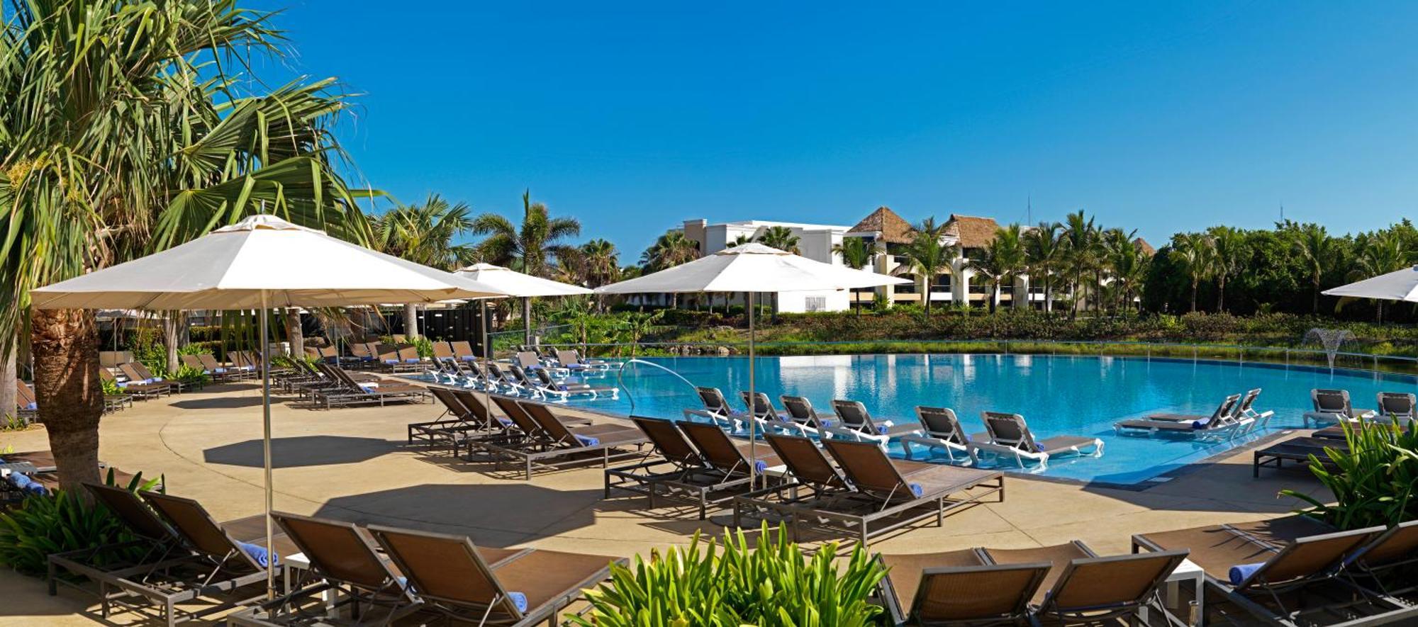 Hard Rock Hotel & Casino Punta Cana (Adults Only) المظهر الخارجي الصورة The pool at the InterContinental Sanctuary Cove Resort