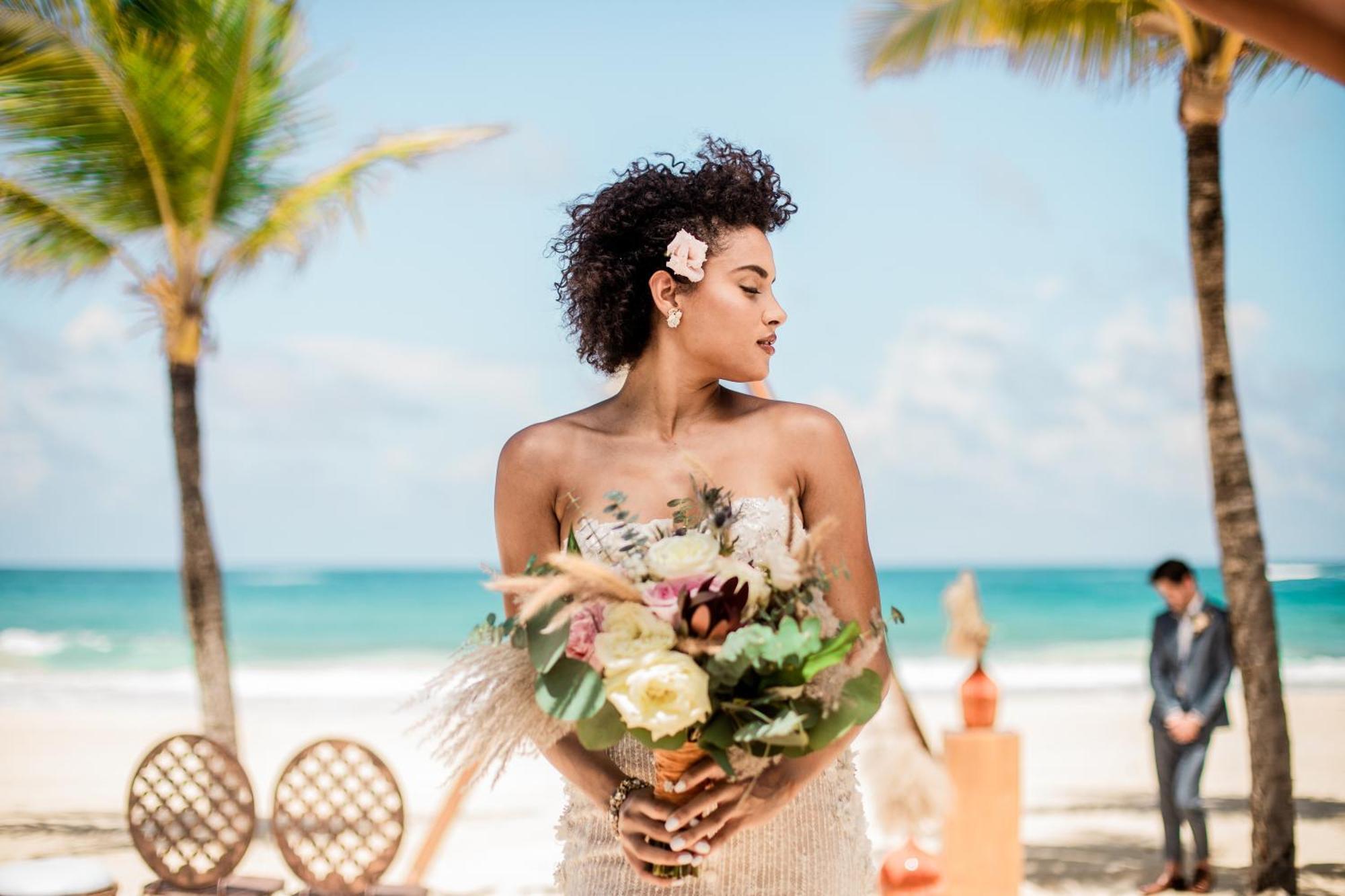 Hard Rock Hotel & Casino Punta Cana (Adults Only) المظهر الخارجي الصورة A bride with a bouquet